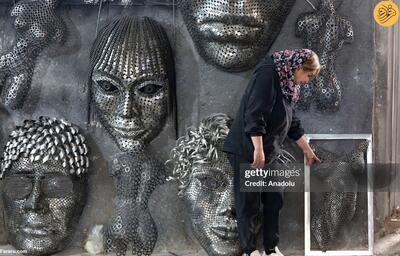 (تصاویر) زن ایرانی که با ضایعات آهن آثار هنری خلق می‌کند