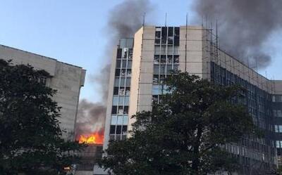 آتش‌سوزی یک ساختمان در خیابان کریم‌خان + فیلم