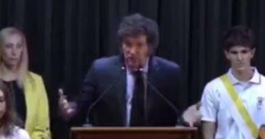 غش کردن یک نوجوان در سخنرانی رئیس‌جمهور آرژانتین+ فیلم