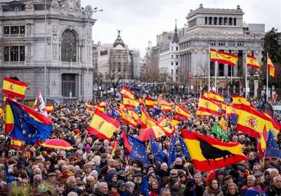هزاران نفر در پایتخت اسپانیا علیه طرح دولت برای عفو جدایی طلبان اعتراض کردند - تسنیم