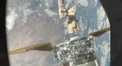 ببینید / لحظه ای زیبا از وصل شدن بازوی رباتیک ایستگاه فضایی به فضاپیمای باری