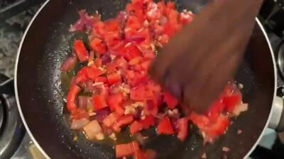 (ویدئو) نحوه پخت یک خورشت جدید مجارستانی با مرغ به سبک آشپز ایتالیایی