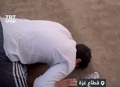 (ویدئو) سجده شکر جوان فلسطینی پس از گرفتن یک کیسه آرد