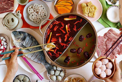 ببینید | روشی جالب برای تمیز کردن میز در یکی از غذاخوری‌های چین