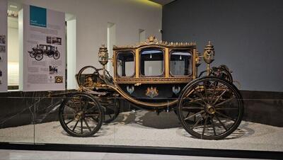 نمایش کالسکه و ارابه‌های تاریخی در موزه خودرو‌های تاریخی