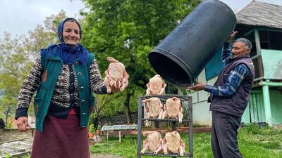 طرز تهیه 15 مرغ زیر بشکه به روش یک زوج روستایی آذربایجانی (فیلم)