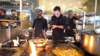 (ویدئو) غذای خیابانی در لاهور پاکستان؛ از حلیم و خورشت گاو تا مرغ کبابی