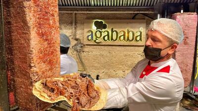 (ویدئو) غذای خیابانی در ترکیه؛ نحوه پخت و سرو مشهورترین دنر کباب استانبول