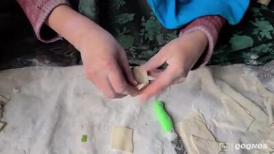 (ویدئو) روش خلاقانه دو زوج غارنشین افغان در پخت یک غذای متفاوت با آرد و سبزیجات