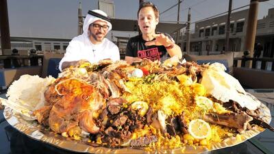 (ویدئو) غذای خیابانی در دبی؛ فرآیند پخت یک شتر 110 کیلوگرمی با پلو عربی