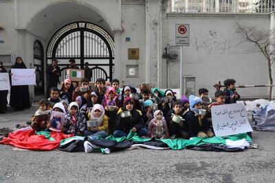 (تصاویر) تجمع اعتراضی ده‌ها مادر و کودک در تهران