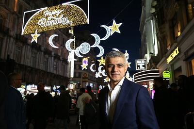 (ویدئو) شهردار مسلمان لندن چراغ‌های ماه رمضان را روشن کرد