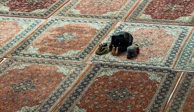 عبادت در حرم شاهچراغِ شیراز