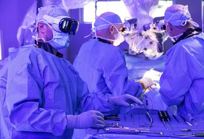 جراحان بریتانیایی برای اولین‌بار از هدست اپل ویژن پرو در یک عمل جراحی استفاده کردند