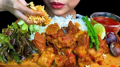 (ویدئو) غذاخوردن با صدا؛ خوردن متفاوت 2 کیلو چلو گوشت به روش دختر مشهور تایلندی
