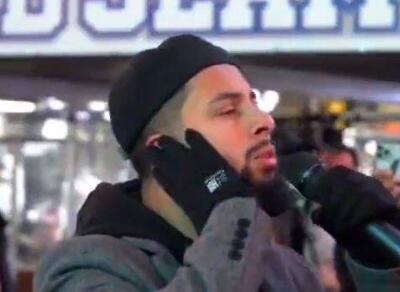 اقامه نماز جماعت مسلمانان در میدان تایمز نیویورک +فیلم