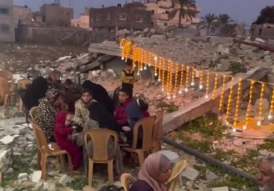 افطار خانواده‌های فلسطینی روی ویرانه‌های منازل خود+ فیلم