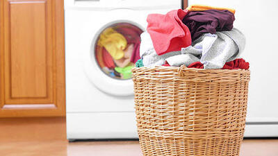 ترفندی برای تمیز تر شدن لباس در لباسشویی