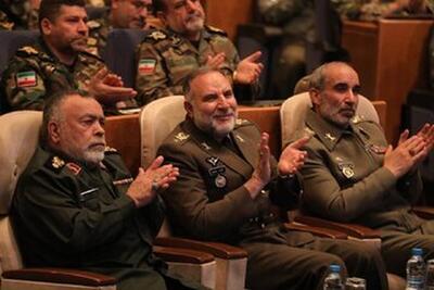عکس| لوح غیرت عباسی به مدیر تربیت بدنی نیروی زمینی ارتش اعطا شد