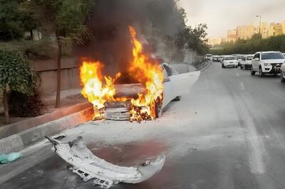 منفجر شدن یک خودرو در خیابان پیروزی ؛ مردم از وحشت فرار کردند (فیلم)