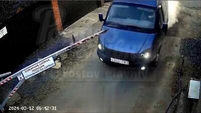 ورود هولناک میله گیت تردد به داخل یک خودرو (فیلم)