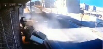 ببینید/ لحظه تصادف عجیب در زنجان؛ راننده از داخل ماشین به بیرون پرتاب شد، اما زنده ماند