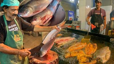 (ویدئو) غذای خیابانی در پاکستان؛ نحوه پخت 55 کیلو ماهی ماسالا توسط یک آشپز مشهور