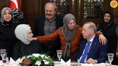(تصاویر) اردوغان و همسرش در مراسم افطاری با خانواده شهدا