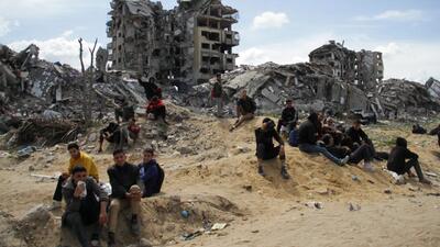 بمباران لحظاتی پس از رها کردن کمک‌های غذایی بر فراز غزه | ببینید