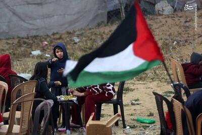 عکس/ اولین افطاری فلسطینی‌ها در میان خرابه‌های رفح