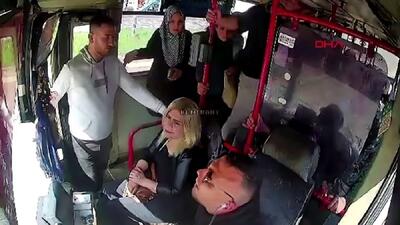 دعوای شدید مسافران در اتوبوس؛ راننده با چوب به مردم حمله کرد (فیلم)