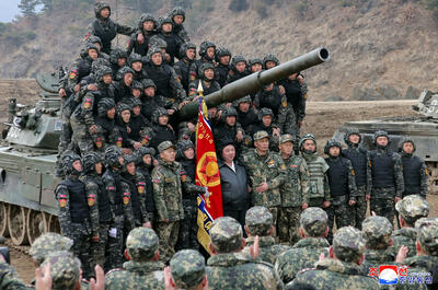 آخرین رزمایش نظامی کره شمالی؛ کیم شخصا هدایت یک تانک را بر عهده داشت