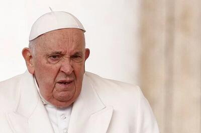 باد کلاه پاپ فرانسیس را برد! +ویدئو