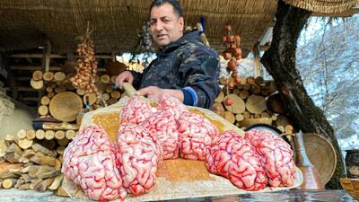 (ویدئو) فرآیند پخت یک غذای محلی با مغز گاو به شیوه دیدنی یک آشپز مشهور آذربایجانی