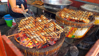 (ویدئو) غذای خیابانی در تایلند؛ فرآیند پخت میگو، خرچنگ و ماهی مرکب کبابی