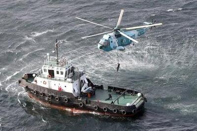 (تصاویر) عملیات آزادسازی کشتی ربوده شده از دست دزدان دریایی؛ بالگرد Z-۹ چین به پرواز درآمد