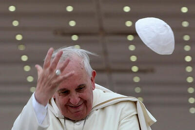 ببینید | بلایی که باد به سر پاپ اورد، باعث خنده مردم شد