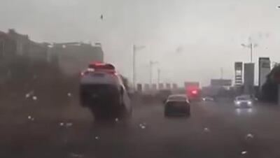 قدرت واقعی و ترسناک گردباد را از داخل ماشینی که به هوا بلند می‌شود، ببینید (فیلم)