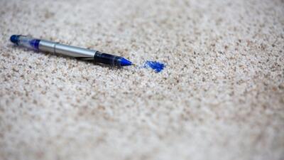 چگونه می توانم لکه جوهر را از روی فرش پاک کنم؟