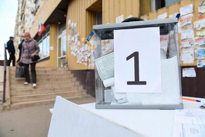 انتخابات ریاست جمهوری روسیه؛ زنی رنگ سبز داخل صندوق رای ریخت