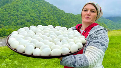 (ویدئو) روش خلاقانه یک بانوی آذربایجانی در پخت غذا با 100 تخم مرغ و گوشت چرخ کرده