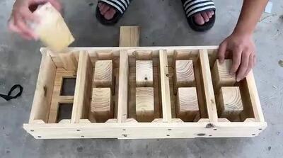 (ویدئو) فرآیند ساخت جالب بلوک سیمانی با استفاده از قالب چوبی در خانه