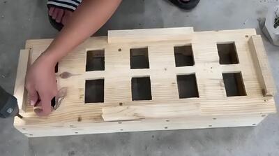 (ویدئو) فرآیند ساخت جالب بلوک سیمانی با استفاده از قالب چوبی در خانه
