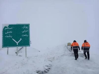 بارش برف و باران در جاده‌های ۹ استان کشور/ممانعت از ادامه راه خودروهای فاقد زنجیر چرخ