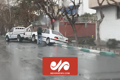 فیلم انحراف عجیب خودرو پژو پارس در صبح بارانی تهران