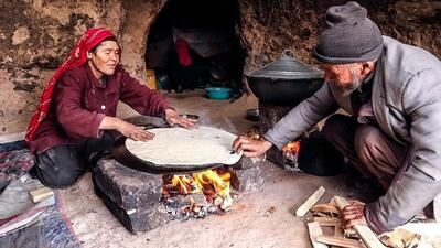 طرز تهیه آبگوشت مرغ و نان ساجی به روش زوج غارنشین افغانستانی (فیلم)