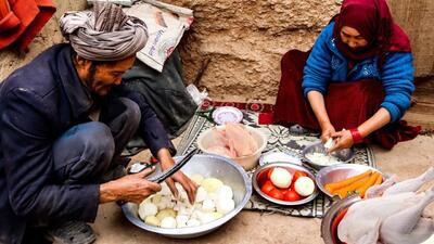 (ویدئو) روش دیدنی زوج غارنشین افغان در پخت آبگوشت مرغ و نان ساجی