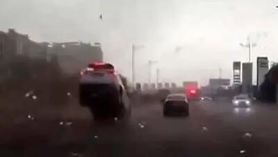 قدرت واقعی و ترسناک گردباد را از داخل ماشین ببینید+فیلم
