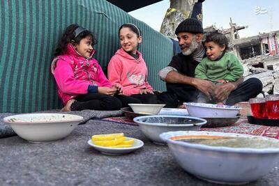 عکس/ انتظار یک خانواده فلسطینی برای افطار