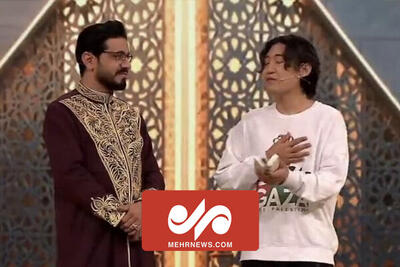 اهدا تسبیح تربت امام حسین(ع) به خواننده کره‌ای در برنامه محفل